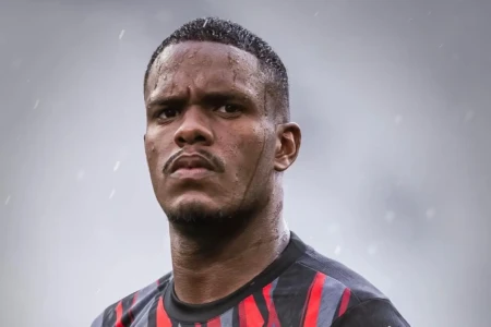 Jogador se retrata após criticar arbitragem e questionar escalação de mulher em jogo decisivo.