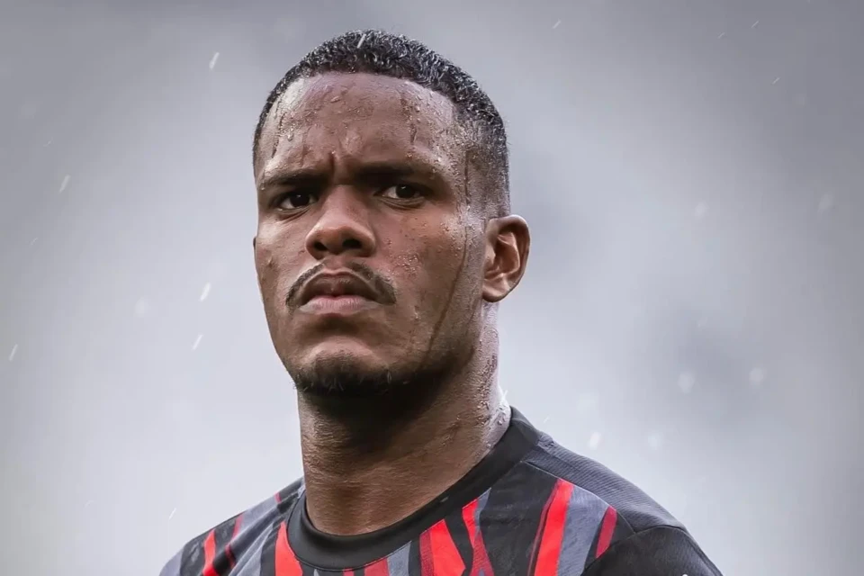 Jogador se retrata após criticar arbitragem e questionar escalação de mulher em jogo decisivo.