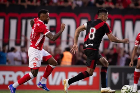 Partida entre Atlético e Vila Nova no Goianão