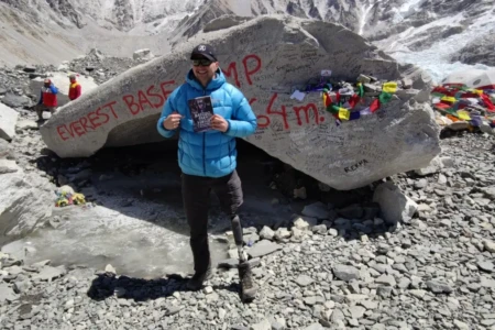 João Saci na base do Monte Everest após superar câncer - (Foto: Arquivo pessoal)