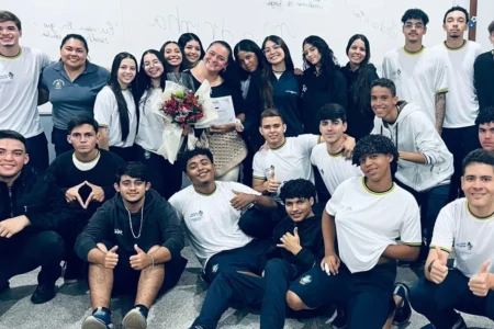 Professora é 'sequestrada' em convite inusitado para ser madrinha de turma, em Itumbiara