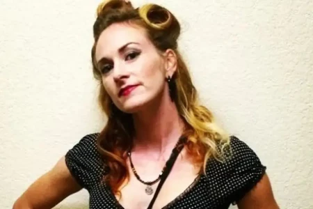 Após anos lutando contra pelos faciais, mulher assume barba e mostra visual fotos tentou esconder o crescimento excessivo de pelos no rosto