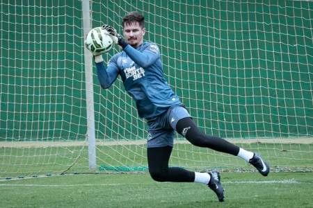 Tadeu em treino pelo Goiás
