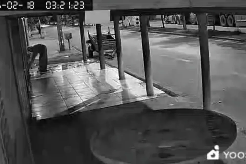 Suspeito ateando fogo no açougue a mando de fazendeiro - (Foto: reprodução.PC)
