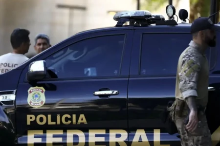 Imagem mostra agentes e viatura da PF