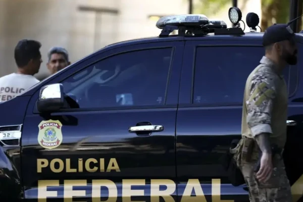 Imagem mostra agentes e viatura da PF