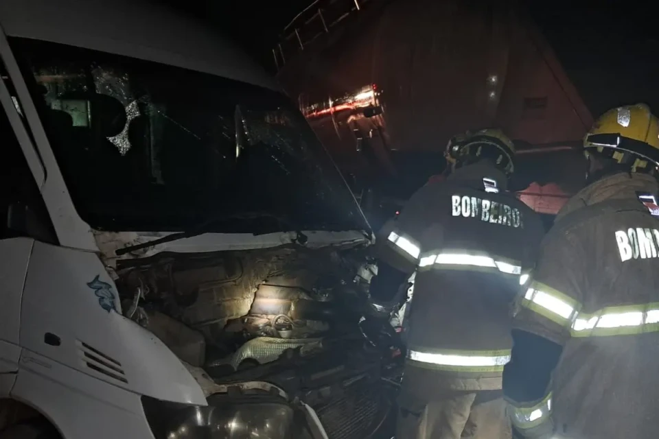 colisao van x carreta