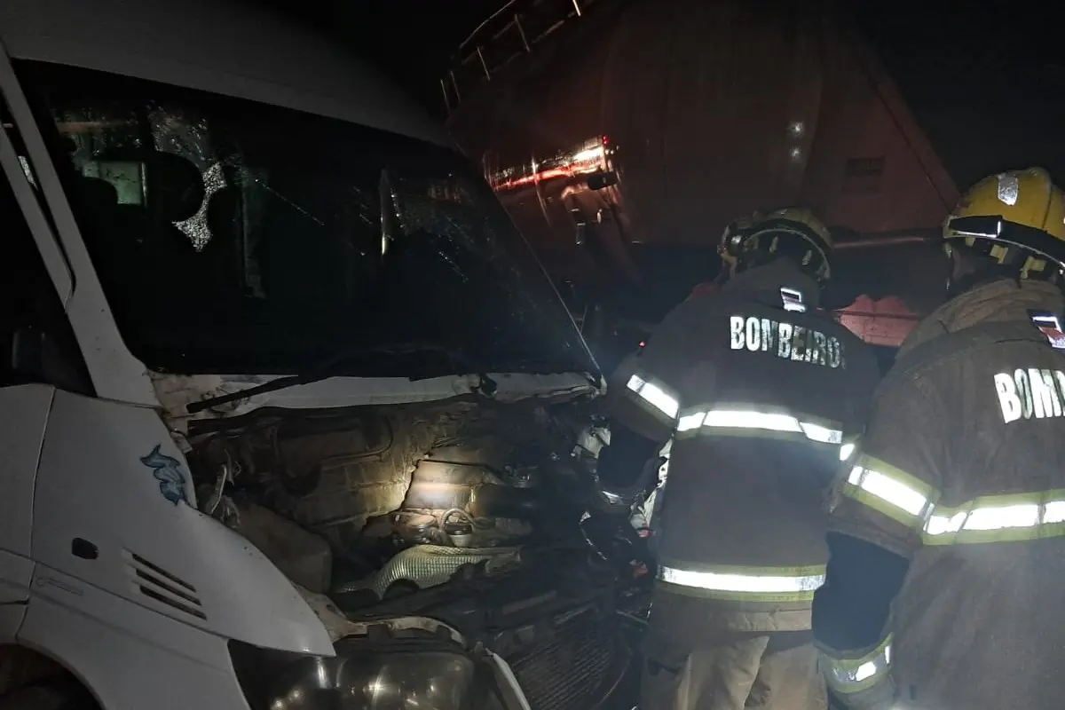 colisao van x carreta