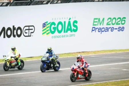 Imagem mostra pilotos do MotoGP na pista do autódromo