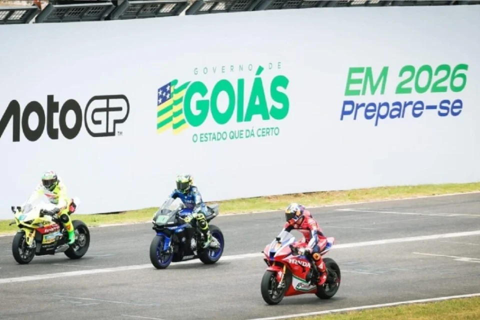 Imagem mostra pilotos do MotoGP na pista do autódromo