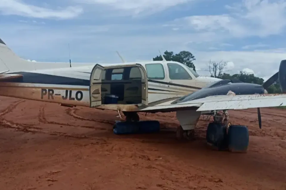 Aeronave apreendida pela PM com os suspeitos - (Foto: divulgação/PM)