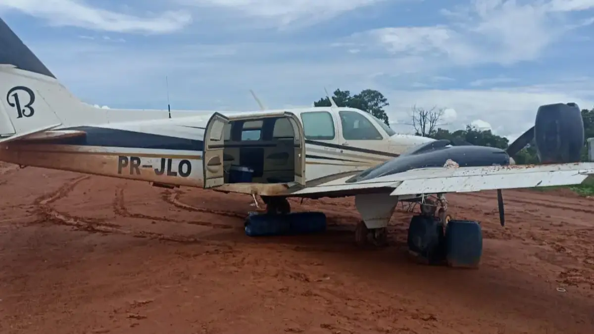 Aeronave apreendida pela PM com os suspeitos - (Foto: divulgação/PM)