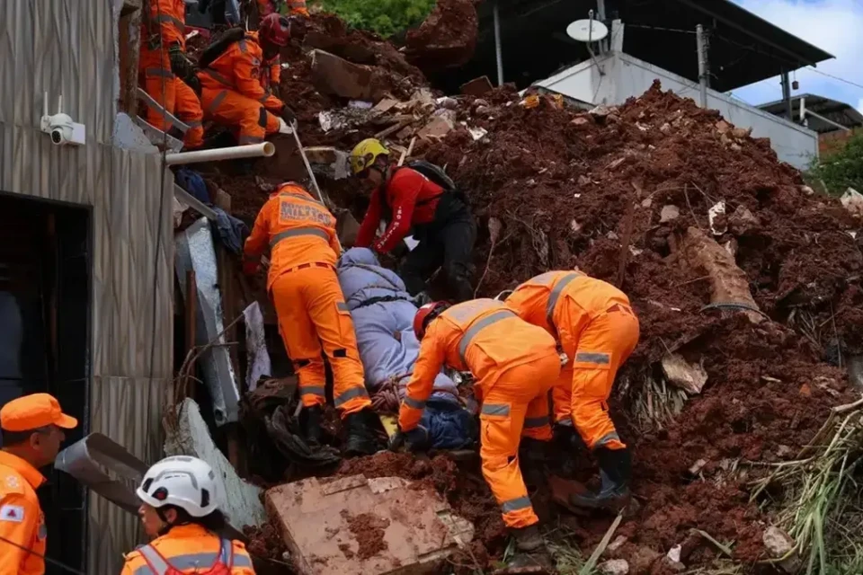 Sobe para 49 o número de mortos por temporais na zona da mata, em Minas Gerais Cidade mais atingida pelas chuvas, Juiz de Fora
