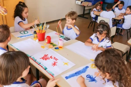 Imagem mostra crianças em sala da educação infantil