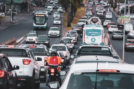 Imagem mostra carros em circulação durante horário de pico