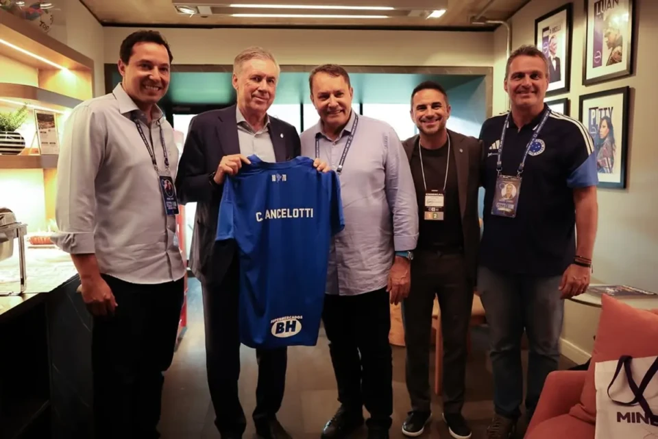 Carlo Ancelotti recebe camisa do Cruzeiro