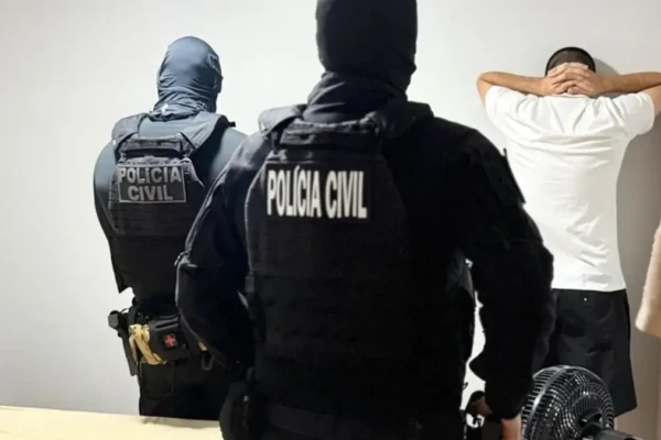 Falso deputado sendo preso pela PC - (Foto: Divulgação/PC)