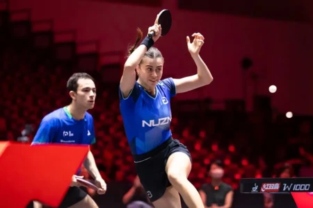 Hugo Calderano e Bruna Takahashi durante partida de tênis de mesa