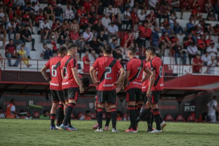 Equipe do Atlético durante partida no Accioly