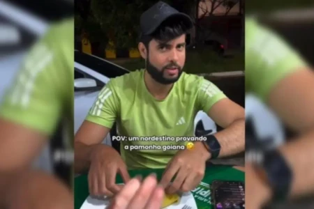 Influencer Thiago Solrac provando pamonha - (Foto: reprodução/redes sociais Isadora Duarte)