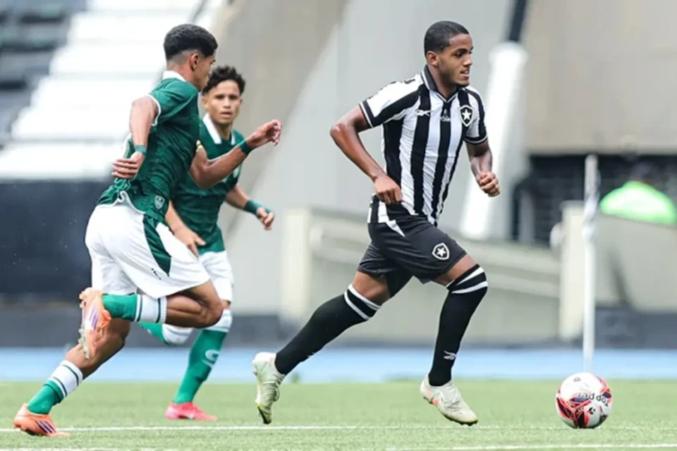 Jogo entre Goiás e Botafogo na Copa do Brasil Sub-17