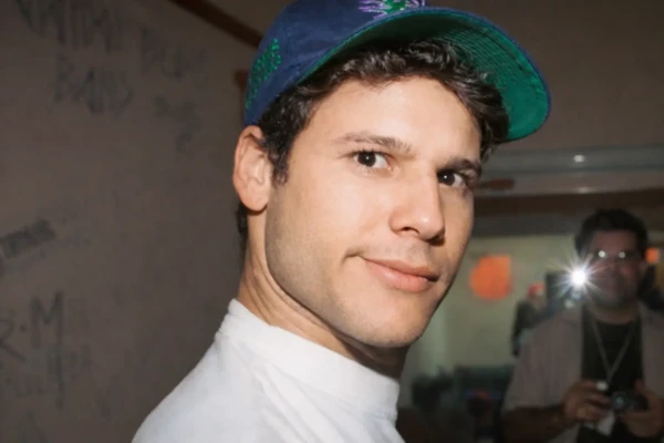 Mamonas Assassinas: foto da jaqueta de Dinho intacta no caixão é divulgada Peça tem símbolo da banda e bandeira do Brasil