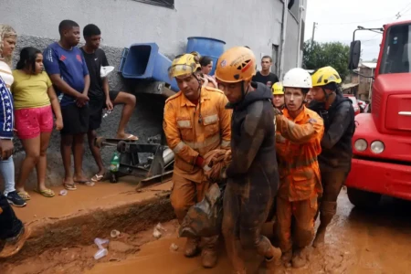 Chega a 64 o número de mortos após chuvas na zona da mata, em Mina Gerais Bombeiros continuam as buscas em três frentes de trabalho