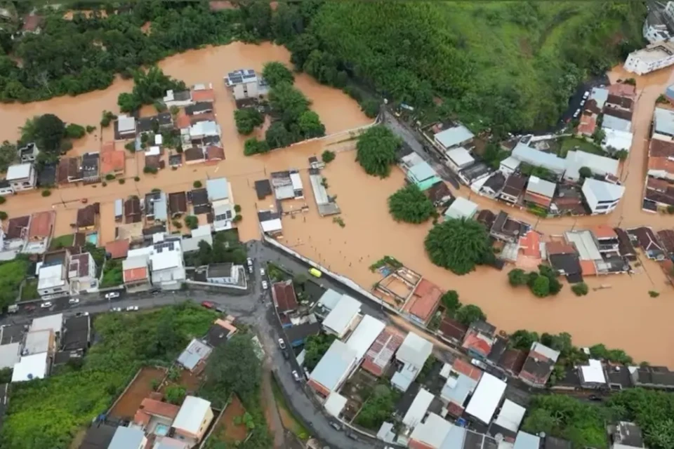 Lula e ministros viajam neste sábado a áreas atingidas pela chuva em MG e anunciam medidas Haverá anúncio de verbas para drenagem