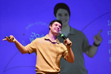 Ativista João Vitor Paiva Influenciador com síndrome de Down palestra em congresso internacional de educação especial em Goiás