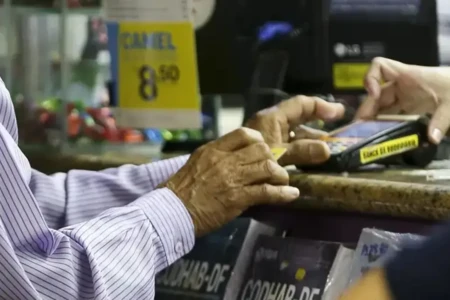 Justiça autoriza aposentado goiano com 95% da receita comprometida a renegociar empréstimos