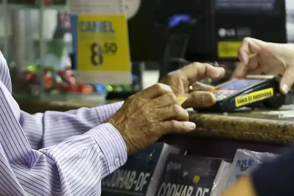Justiça autoriza aposentado goiano com 95% da receita comprometida a renegociar empréstimos