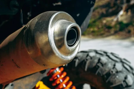 Detran vai passar rolo compressor em cerca de 500 escapamentos adulterados (Foto: Freepik)