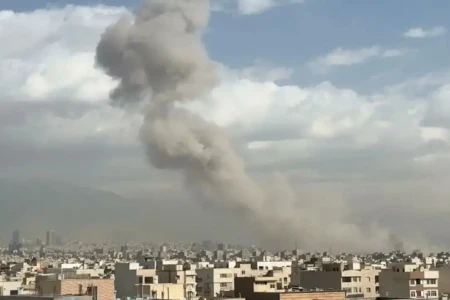 Ofensiva atinge Teerã Irã reage com mísseis contra Israel e bases dos EUA EUA e Israel realizam ataque coordenado contra o Irã; vídeos