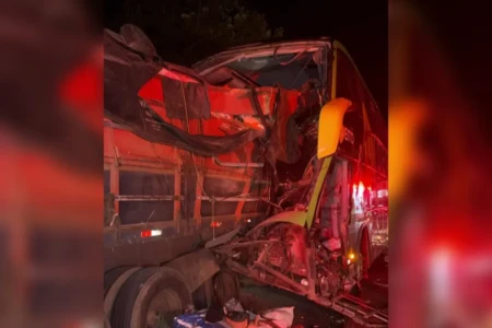 colisao onibus x carreta