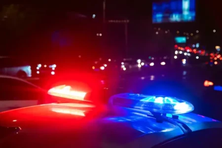 Homem é preso após ameaçar companheira com revólver dentro de casa em Anápolis Filho do casal conseguiu tomar a arma antes da chegada da PM