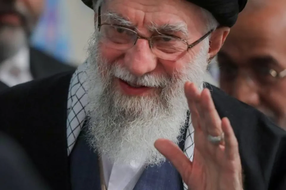 Veja momento em que TV do Irã anuncia que aiatolá Ali Khamenei foi morto pelos EUA (Foto: redes oficiais)