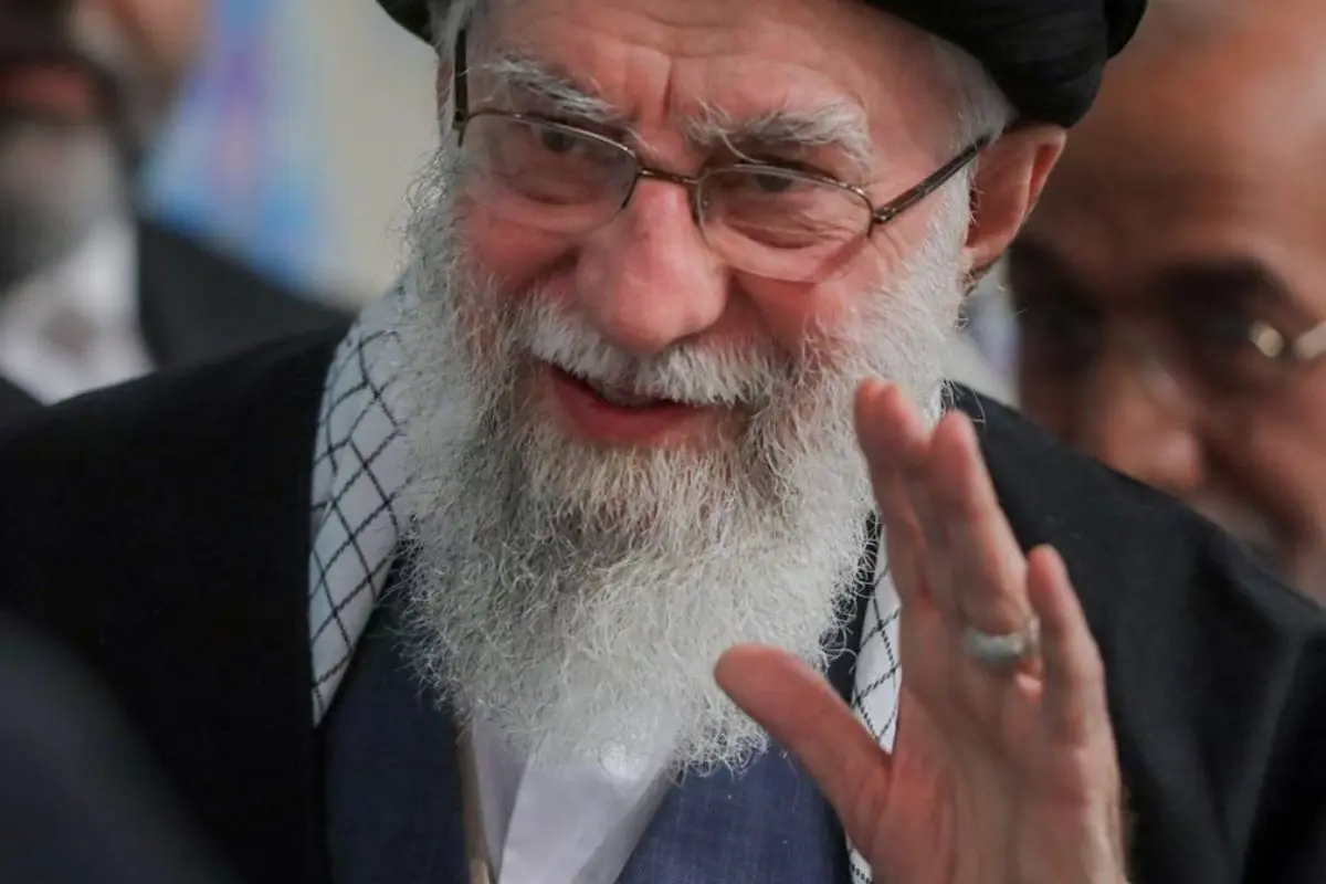 Veja momento em que TV do Irã anuncia que aiatolá Ali Khamenei foi morto pelos EUA (Foto: redes oficiais)