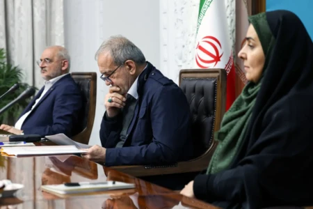 Presidente iraniano Masoud Pezeshkian ao centro (Foto: redes oficiais)