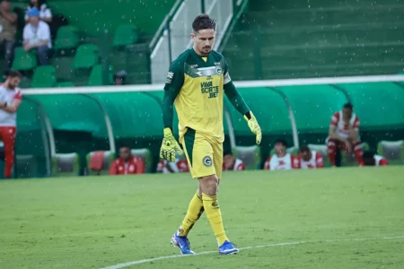 Tadeu em jogo pelo Goiás