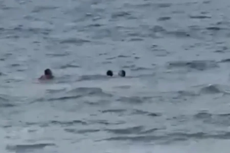 Bombeiro resgatando casal - (Foto: reprodução/redes sociais)