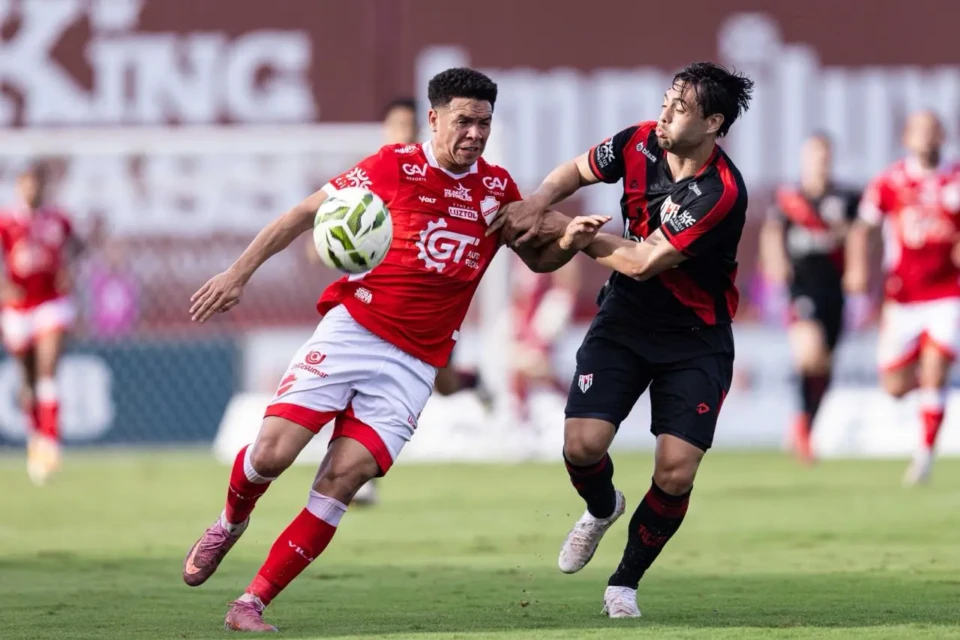 Jogo entre Vila Nova e Atlético no Goianão