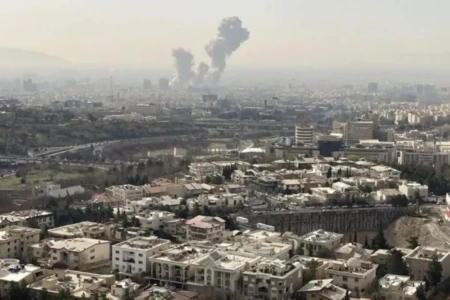 Ataques dos EUA e de Israel mataram 555 no Irã Conflito se espalha pelo Oriente Médio, com nova troca de ataques entre Israel e Líbano