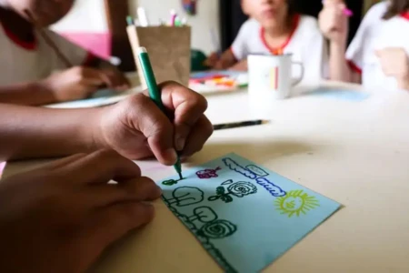 Imagem mostra crianças em sala de aula