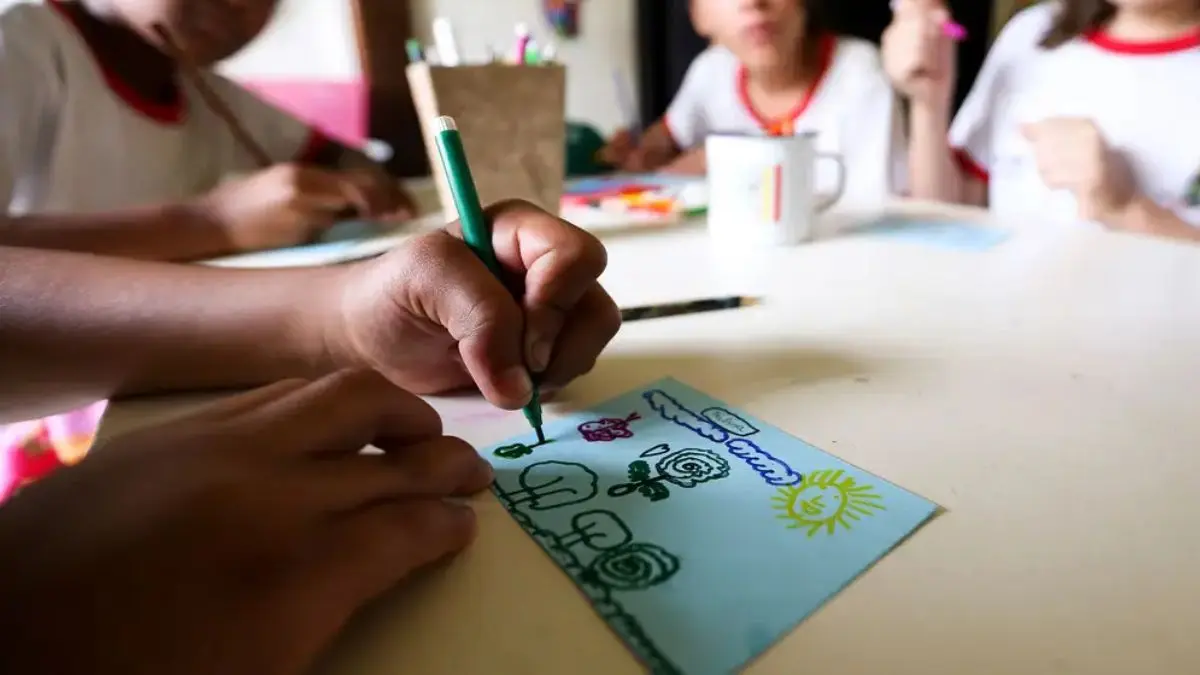 Imagem mostra crianças em sala de aula