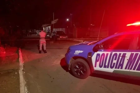 Imagem mostra viatura da polícia em local onde o crime foi praticado