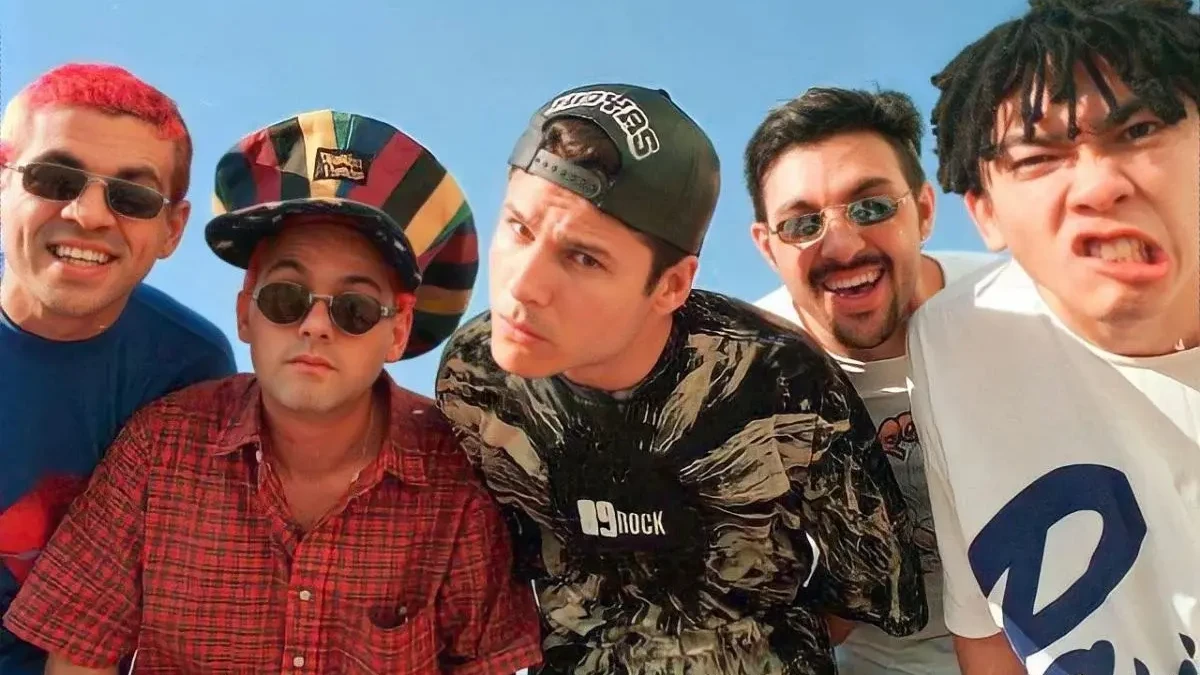 Quem é Creuzebek, apelido usado em músicas do Mamonas Assassinas? Apelido presente nas canções faz referência a personalidade famosa