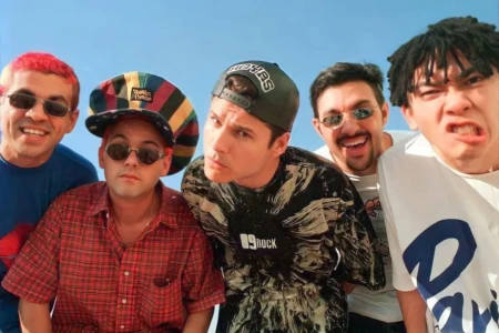 Quem é Creuzebek, apelido usado em músicas do Mamonas Assassinas? Apelido presente nas canções faz referência a personalidade famosa