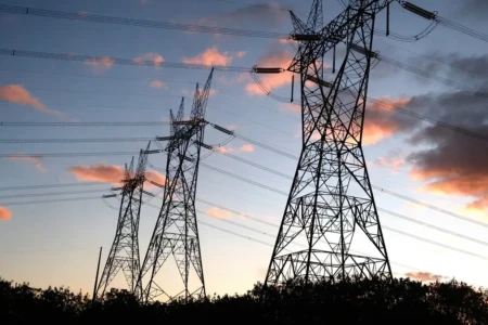 'Troca de concessionária', diz Caiado após Goiás alcançar melhor resultado no fornecimento de energia