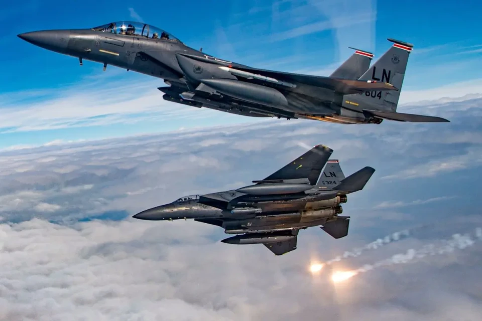 Dois .S. Air Force F-15E Strike Eagles (Foto: SSgt Bethany La Ville)