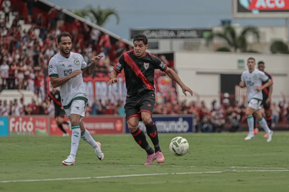 Partida entre Atlético e Goiás no Goianão